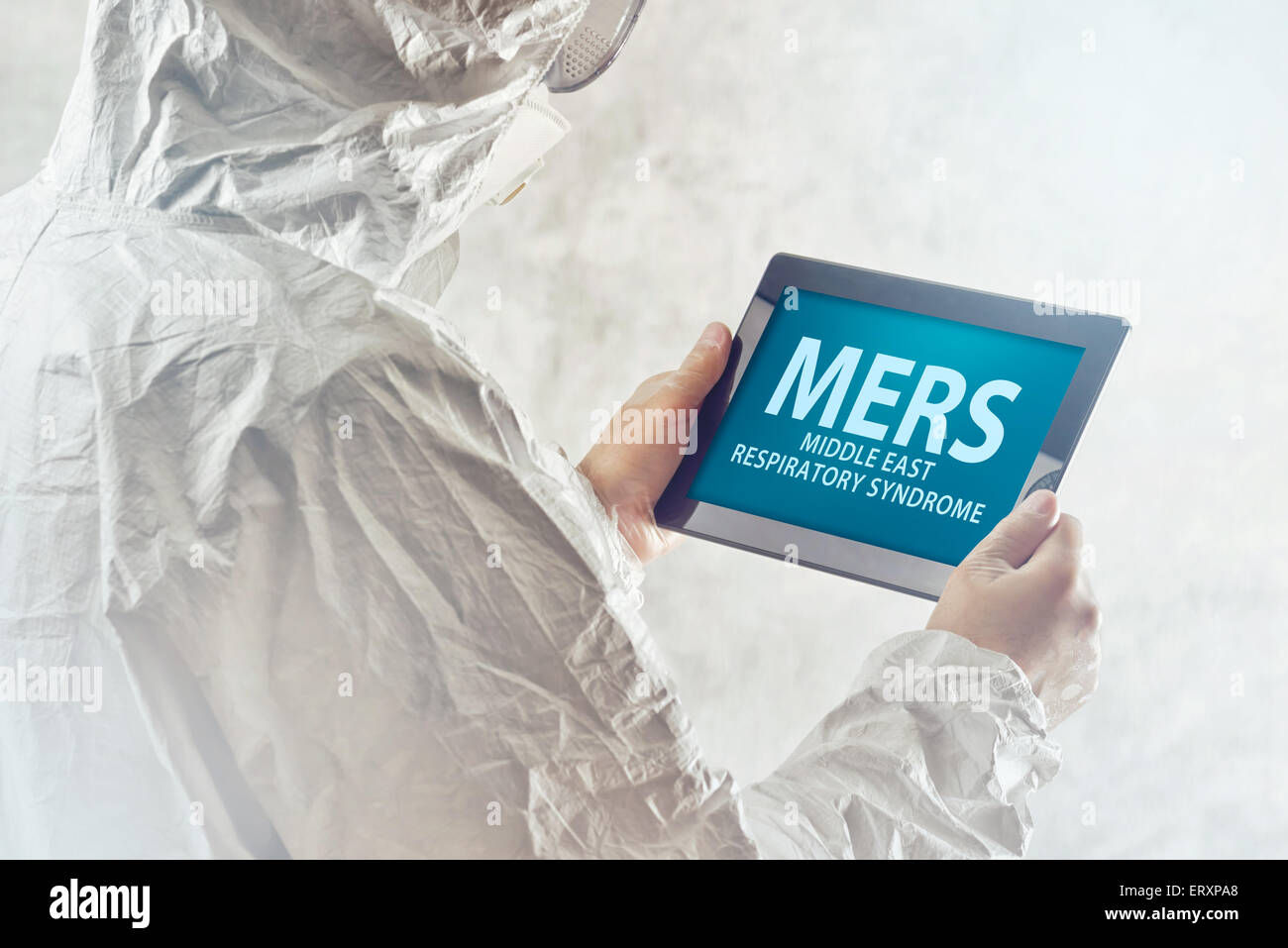 Mediziner-Lesung-Internet-Seiten über MERS Virus auf Figital Tablet-PC Stockfoto