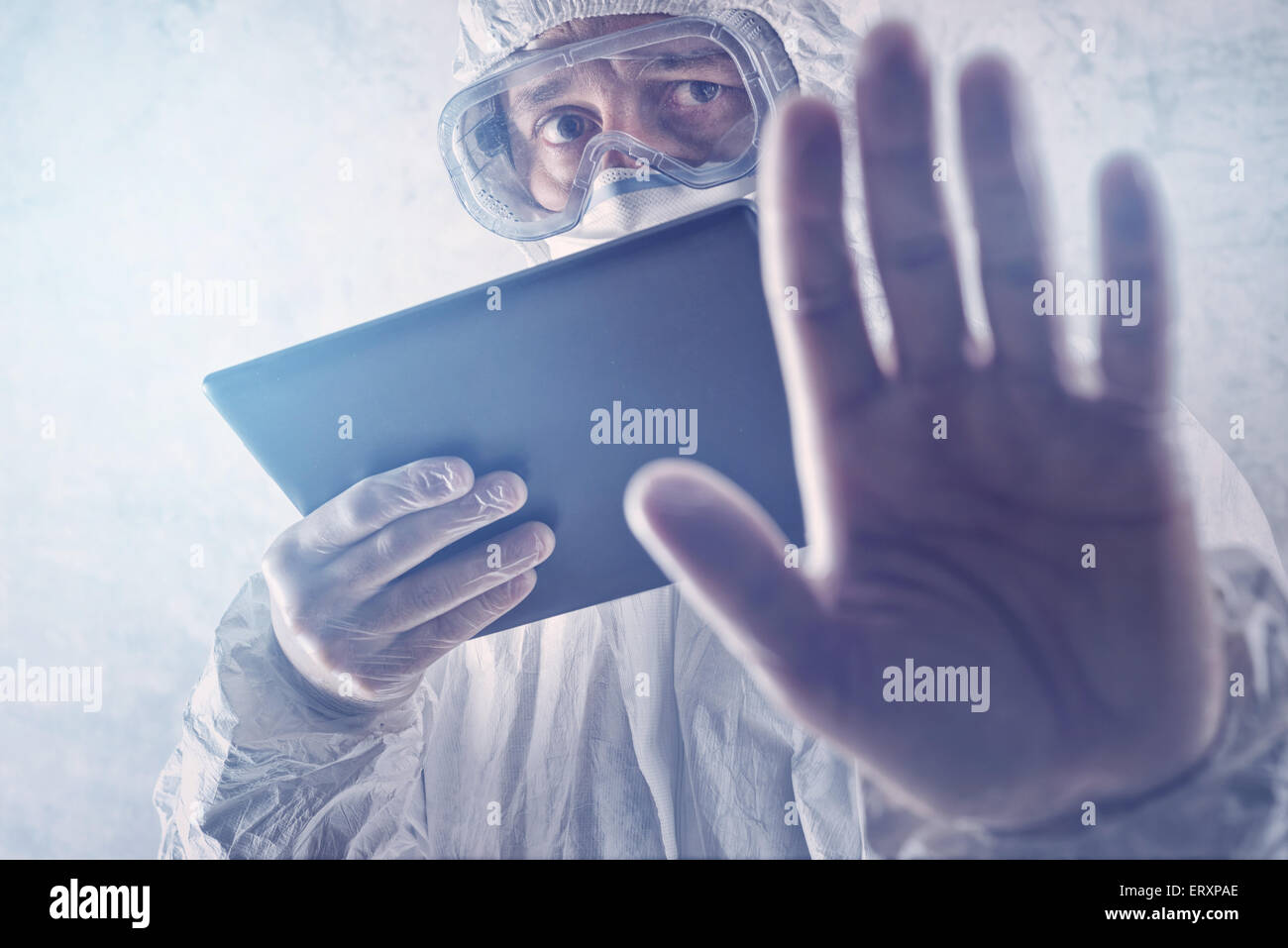 Mediziner-Lesung-Internet-Seiten über MERS Virus auf Figital Tablet-PC Stockfoto