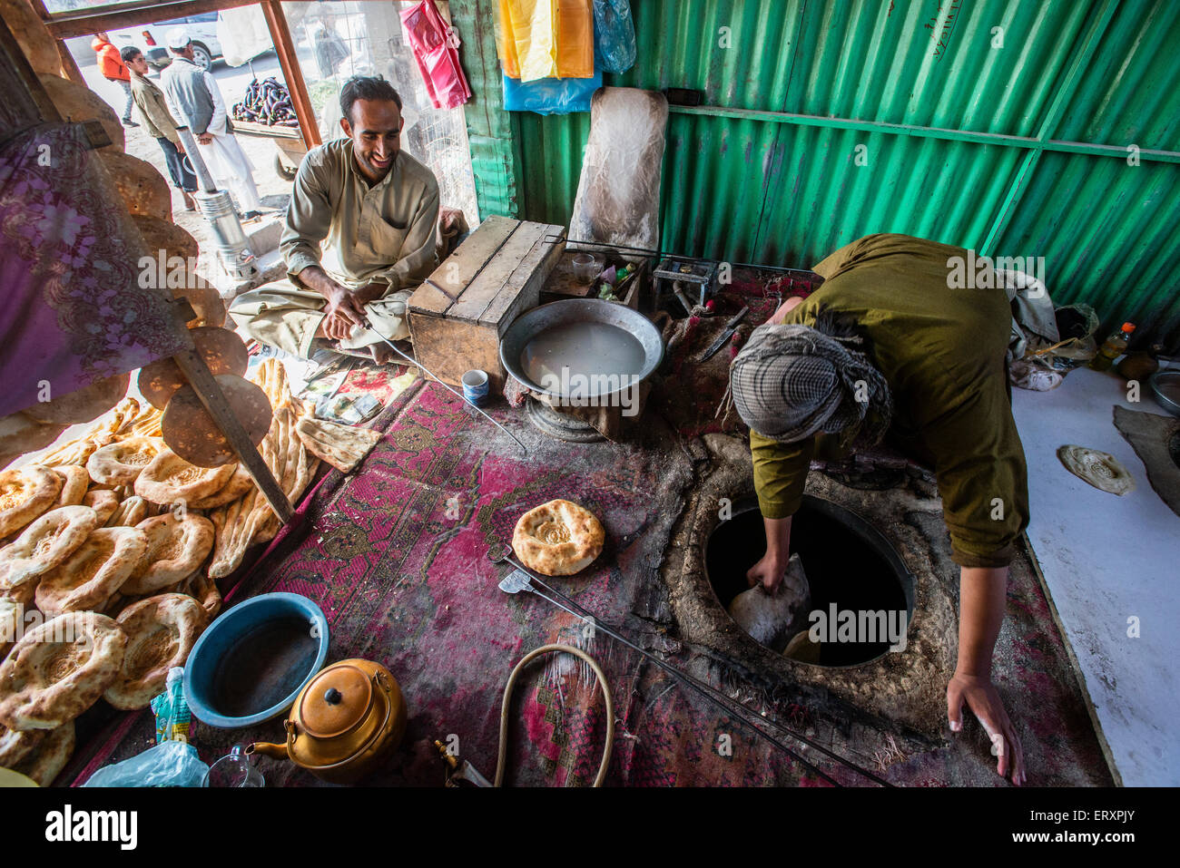 Afghanischen Bäckerei am größten Gemüsemarkt in Kabul, Afghanistan Stockfoto