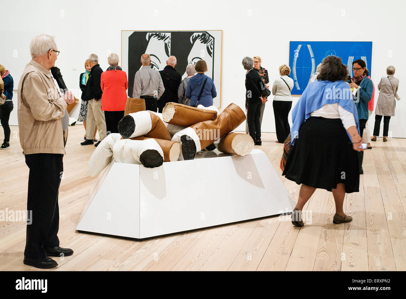 Ein Besucher, Check-out die Claes Oldenburg-Installation "Riesigen Fagends" im neuen Whitney Museum in lower Manhattan. Stockfoto