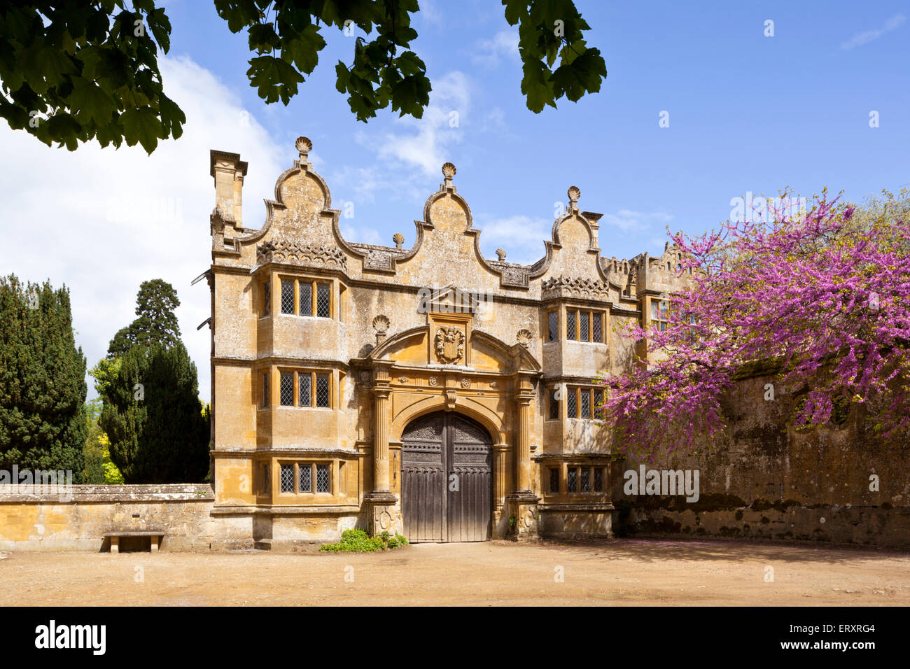 Frühling in den Cotswolds - der jakobinischen Torhaus Stanway Manor in der Cotswold-Dorf Stanway, Gloucestershire UK Stockfoto