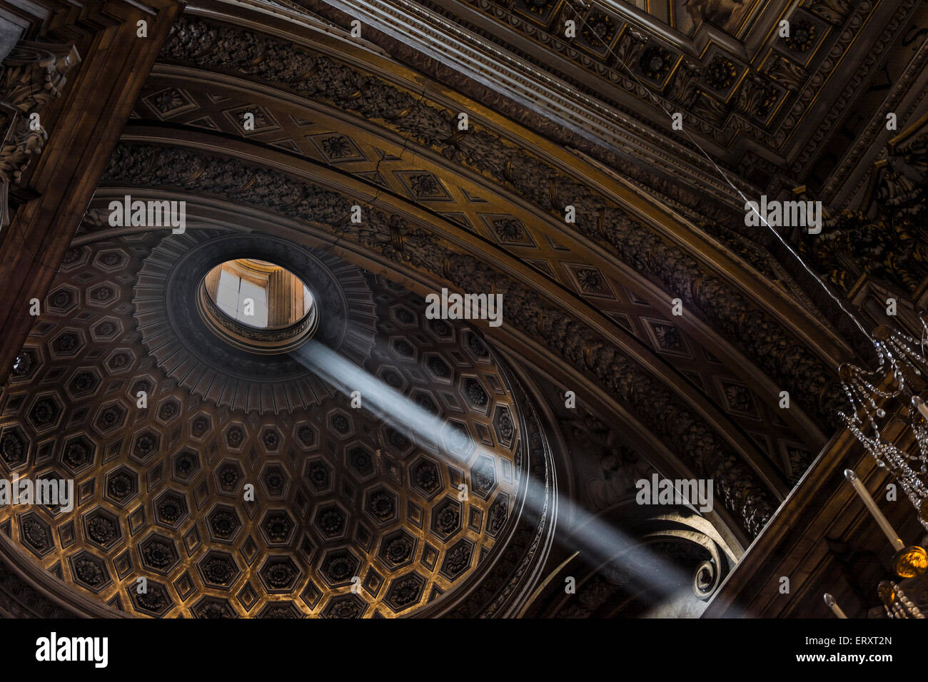 ein Sonnenstrahl in einer dunklen Kirche Stockfoto