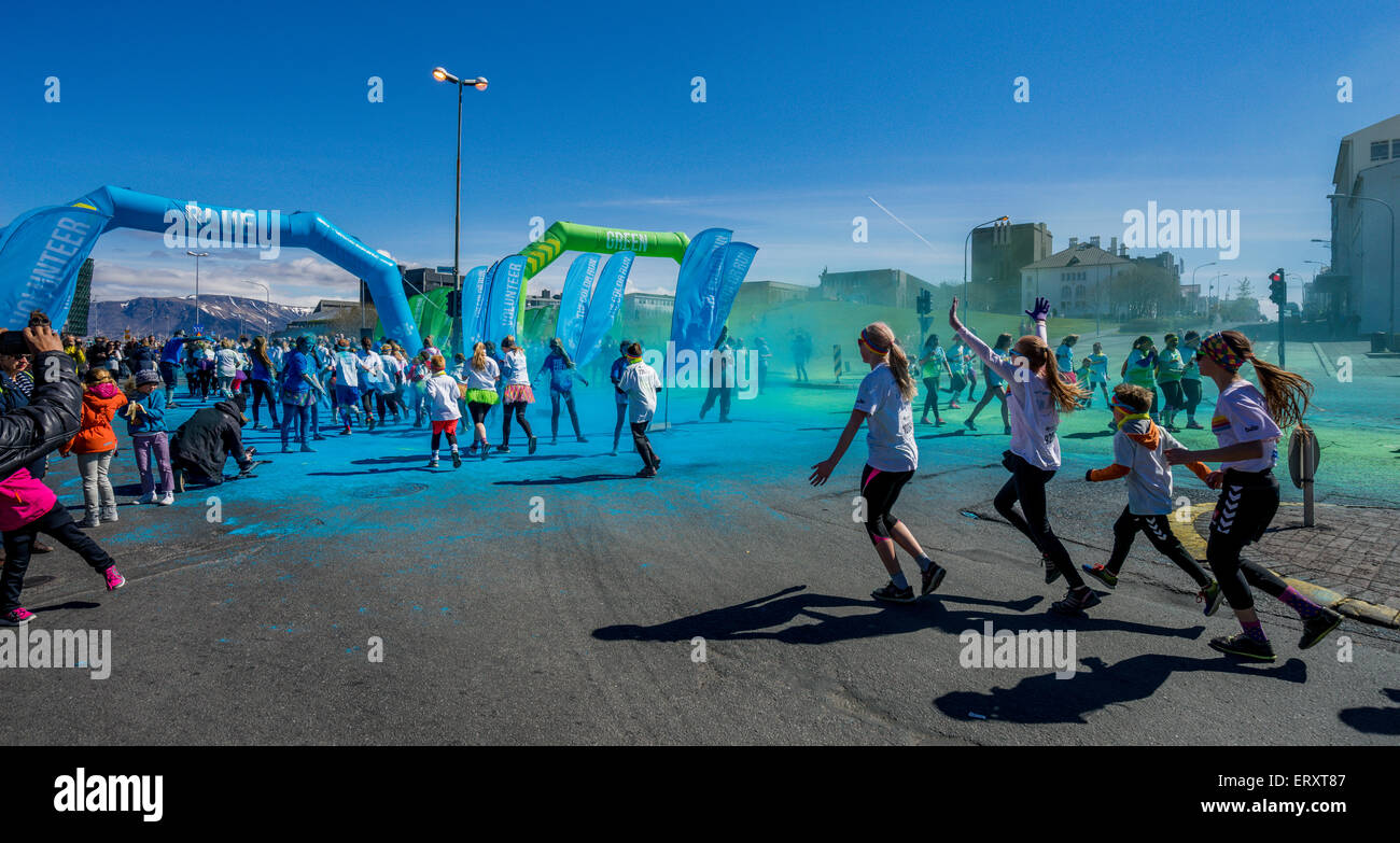 Die Farbe laufen, Reykjavik, Island. "Glücklichste 5k run auf dem Planeten". Dies war die erste Farbe laufen statt in Island, 6. Juni 2015 Stockfoto