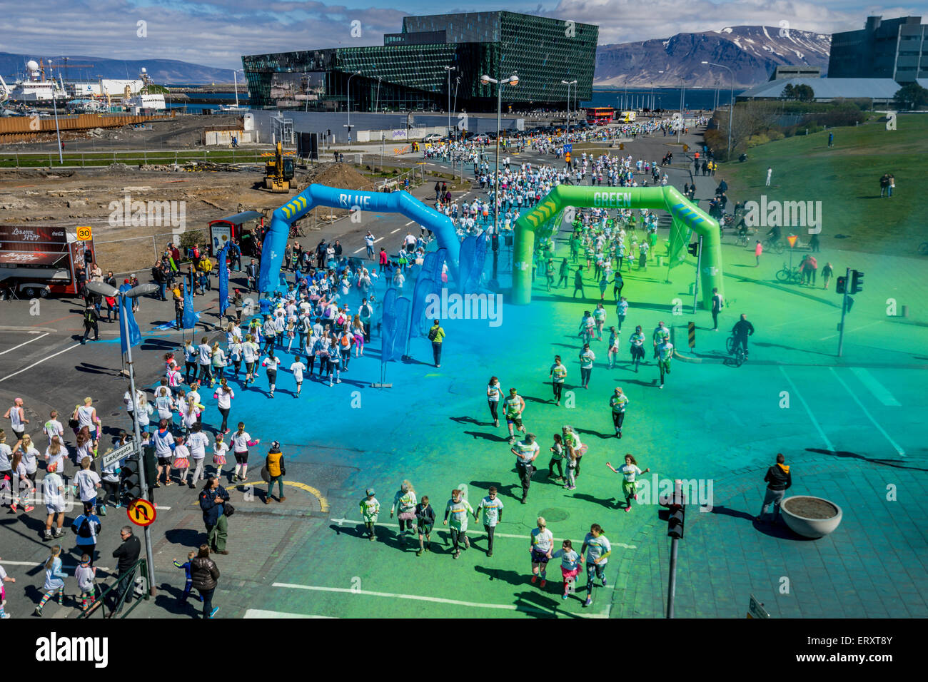 Die Farbe laufen, Reykjavik, Island. "Glücklichste 5k run auf dem Planeten". Dies war die erste Farbe laufen statt in Island, 6. Juni 2015 Stockfoto