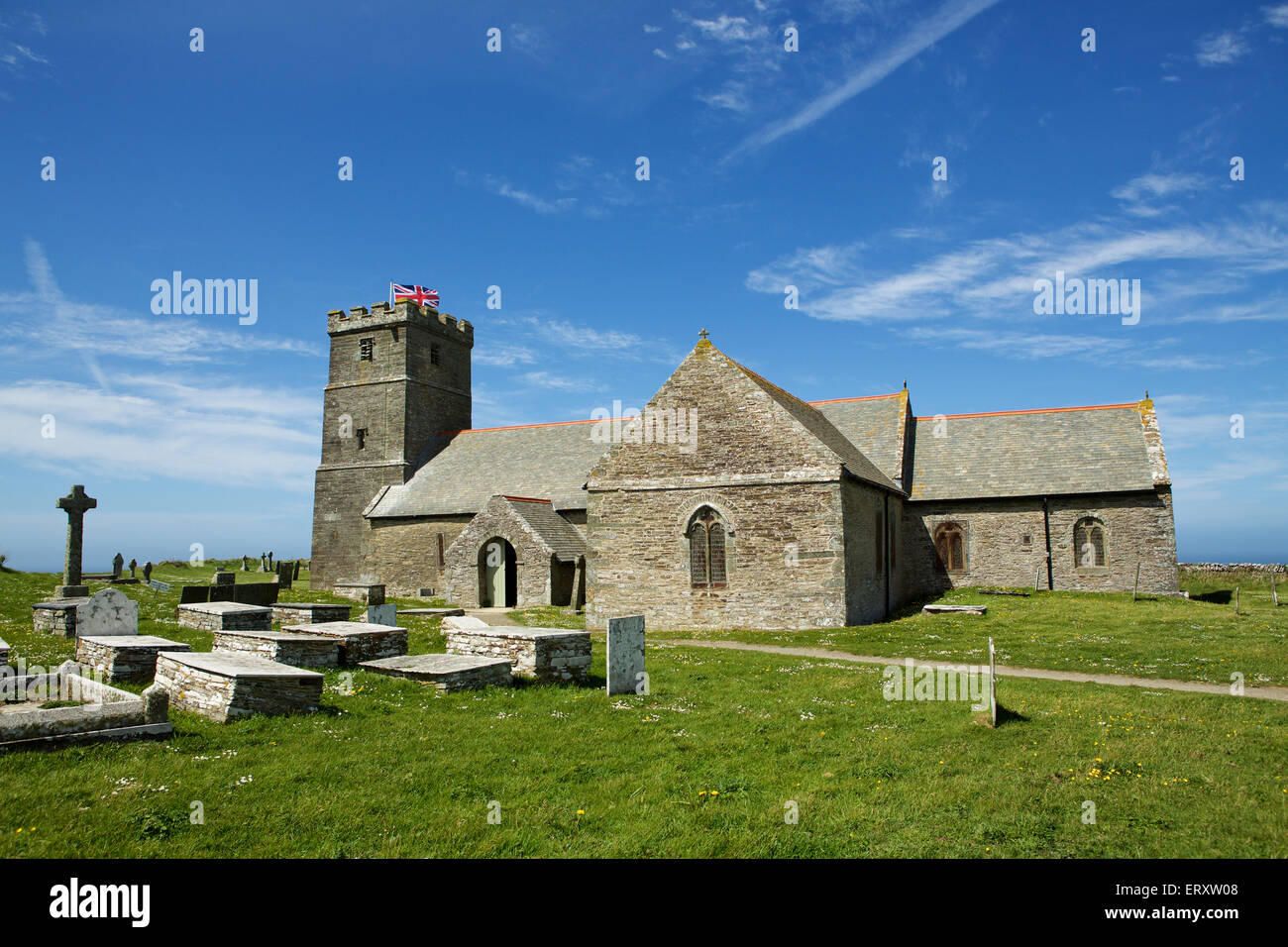 Die Kirche St. Materiana (Tintagel Gemeindekirche.) Blick auf die Westseite. Es steht auf den Klippen zwischen Trevena und Tintagel Cornwall. Stockfoto