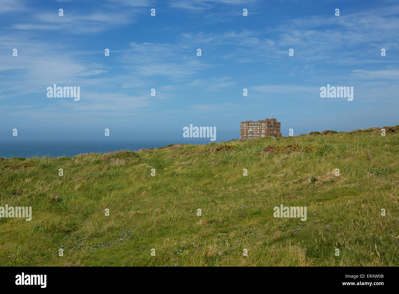 Blick über das Moor in Richtung Camelot Castle Hotel auf den Klippen von Tintagel Cornwall. Stockfoto