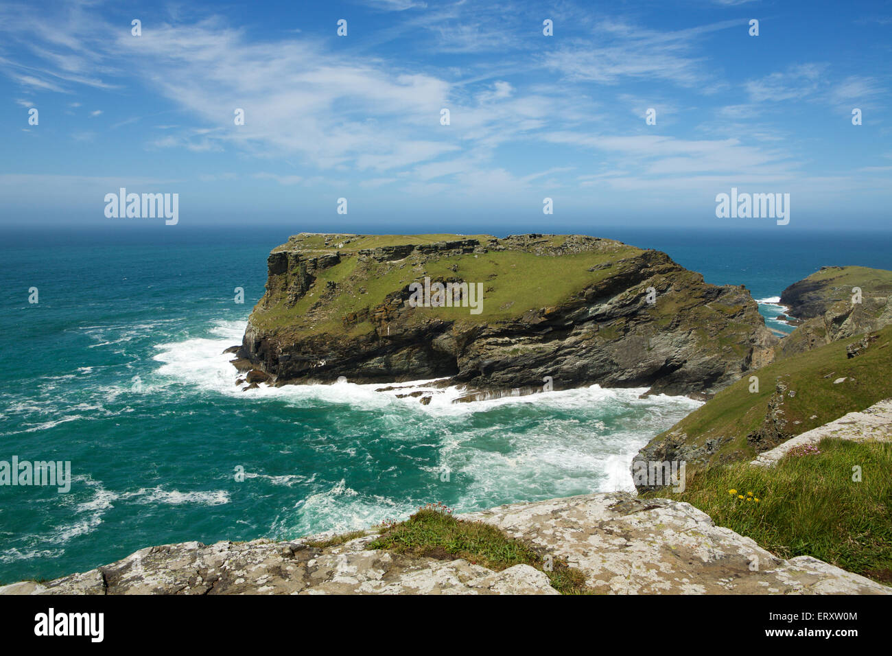 Berühmten Klippen von Tintagel Cornwall zeigt den Standort des Schlosses. Klaren Tag mit blauem Himmel und einem schweren Wellengang im Meer. Stockfoto