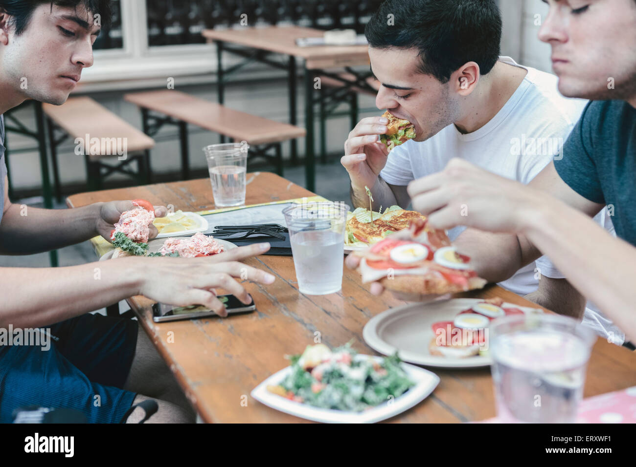 Freunde, die Mahlzeit in öffentliche Sitzgelegenheiten im Freien im New Yorker Finanzviertel Stockfoto