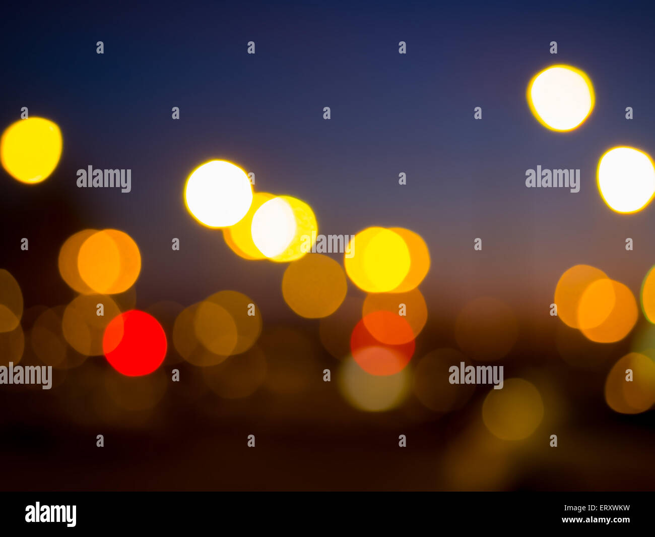 Sommer Nachtlichter in der Stadt. Defokussierten Bokeh lights Stockfoto