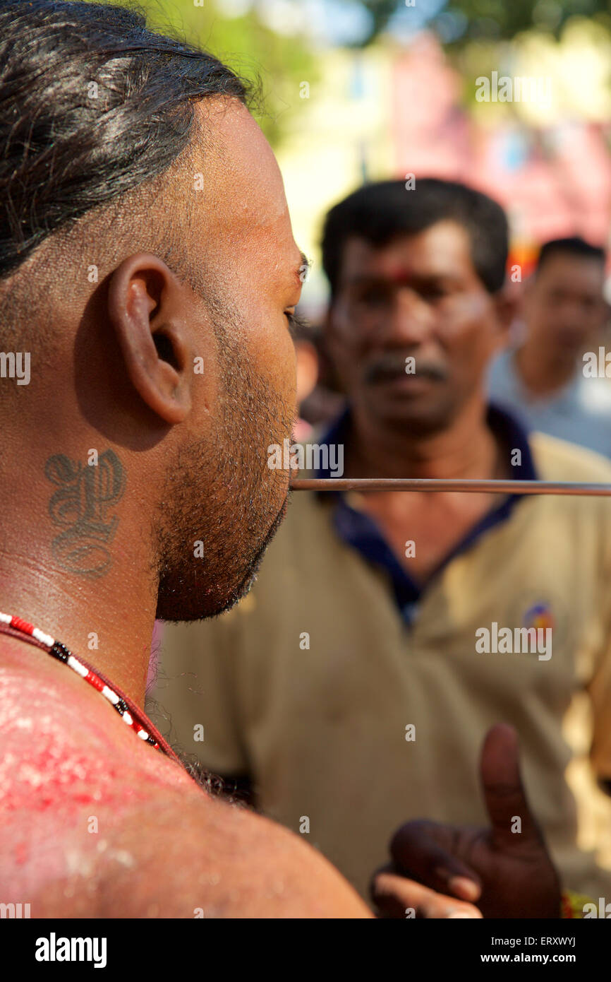 Gesicht, piercing, Vorbereitung auf die Tamilisch hinduistische Thaipusam-Feier in der Thai Monat, wenn die Sterne Pusam auf seiner Höhe ist Stockfoto Gesicht, piercing, Vorbereitung auf die Tamilisch hinduistische Thaipusam-Feier in der Thai Monat, wenn die Sterne Pusam auf seiner Höhe ist Stockfoto