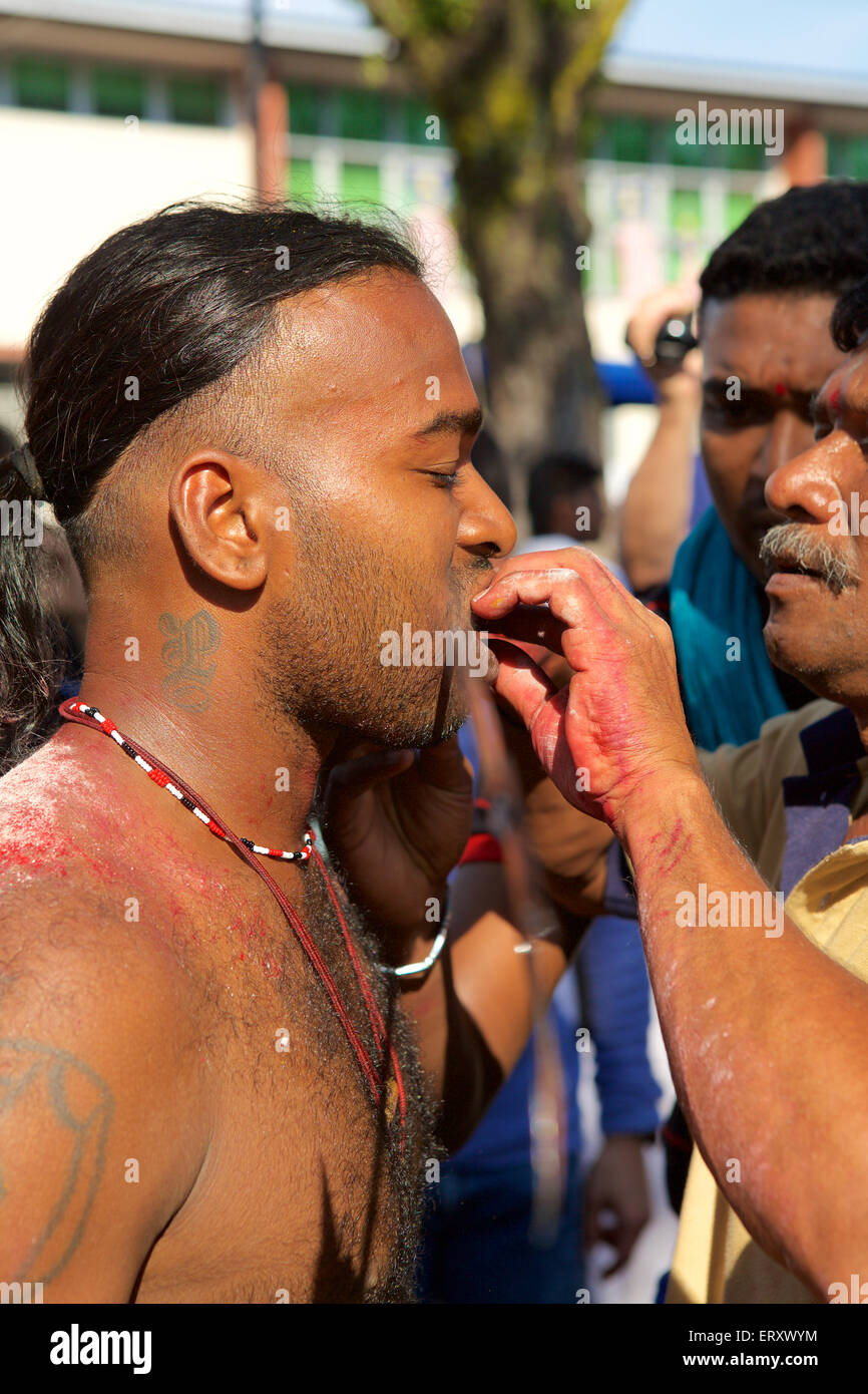 Gesicht, piercing, Vorbereitung auf die Tamilisch hinduistische Thaipusam-Feier in der Thai Monat, wenn die Sterne Pusam auf seiner Höhe ist Stockfoto