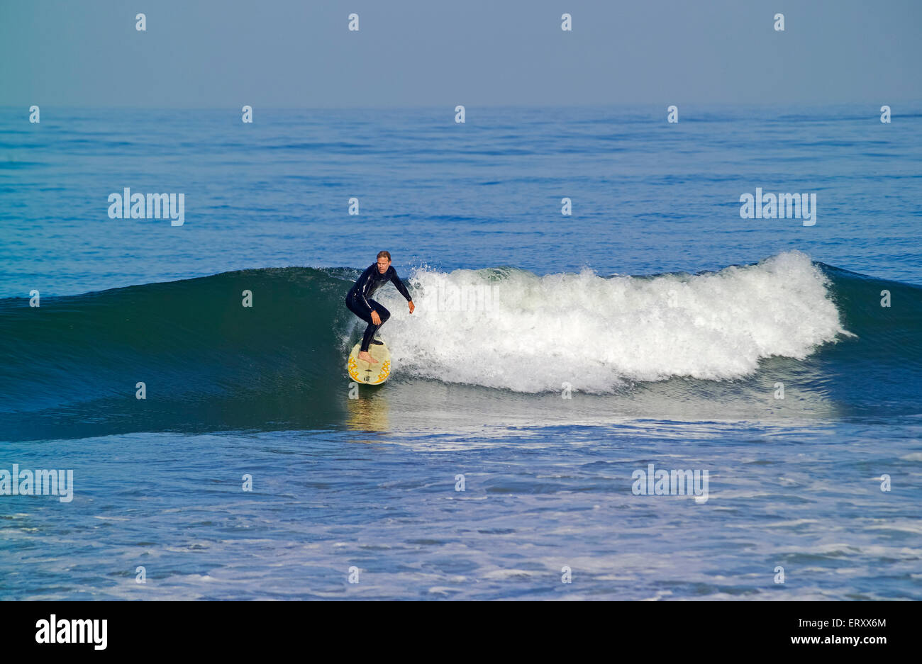 Ein ältere männliche Surfer in einem schwarzen Anzug fängt eine pazifischen Ozeanwelle an der berühmten Böcke Surfen Ort entlang San Onofre State Beach in San Clemente an der Küste von Süd-Kalifornien, USA. Eine Umfrage in 2009 finden Surfer auf Böcke hatte ein Durchschnittsalter von 37 Jahren und surfte dort etwa 100 Mal im Laufe des Jahres. Stockfoto