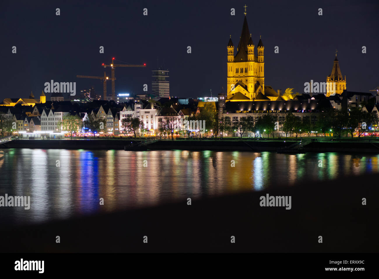 Köln Rhein Deutschland Dom Schlösser Krane Reflexion Nachtszene Stockfoto