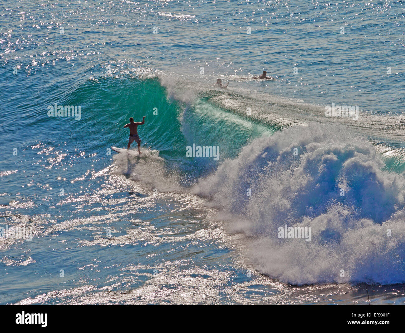 Nicht identifizierte Surfer fangen eine Welle vor der nordwestlichen Küste von Maui. Stockfoto