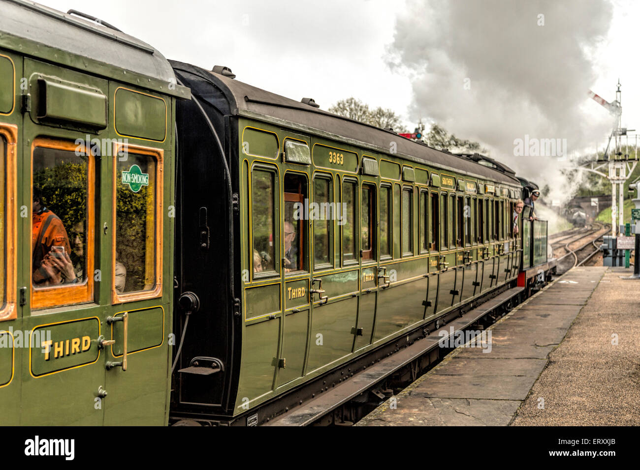 Dampf aus der Lok von der Bluebell Railway Dampflok, Haltestelle Horsted Keynes, West Sussex, England, UK. Stockfoto