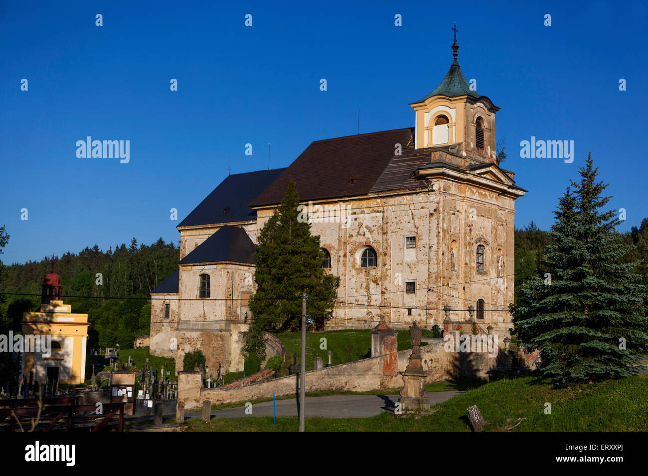 Manetin.Böhmen, Tschechische Republik. Verfallene Kirche der Hl. Barbara im östlichen Teil der Stadt. Stockfoto