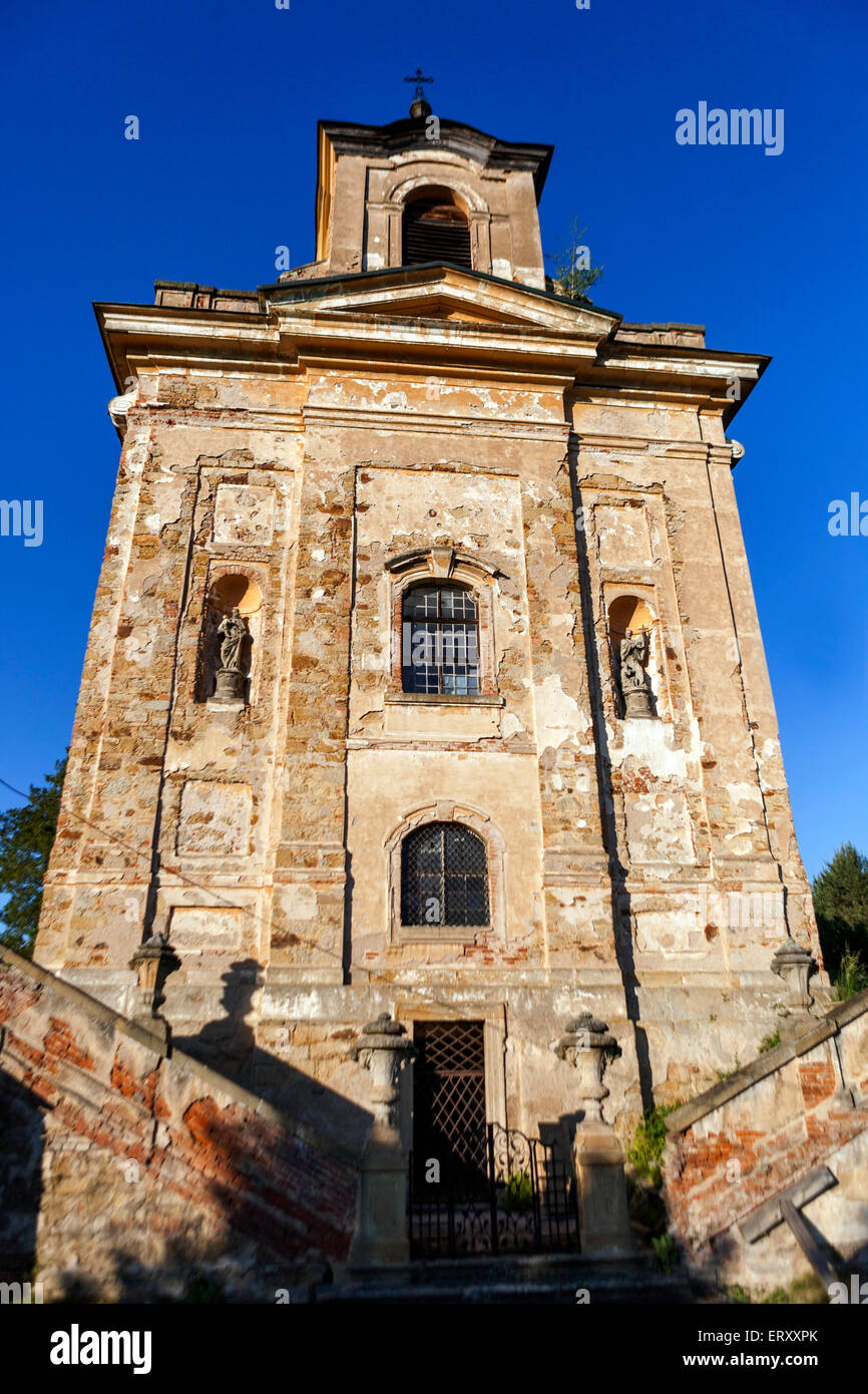 Manetin Bohemia, Tschechische Republik. Verfallene Kirche der Hl. Barbara im östlichen Teil der Stadt. Stockfoto