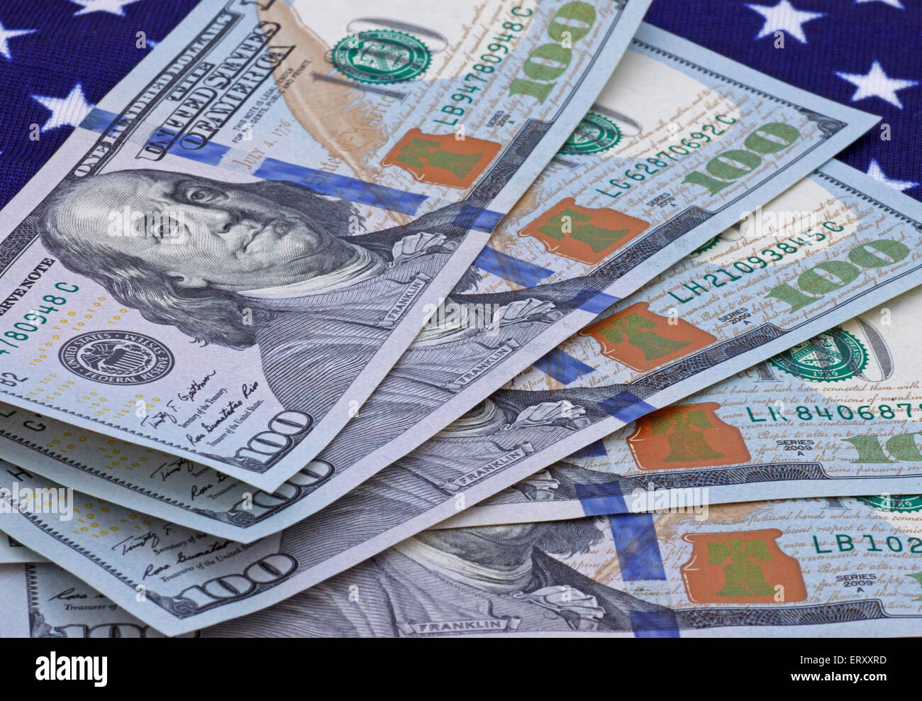 hundert-Dollar-Banknoten auf amerikanische Flagge Stockfoto hundert-Dollar-Banknoten auf amerikanische Flagge Stockfoto