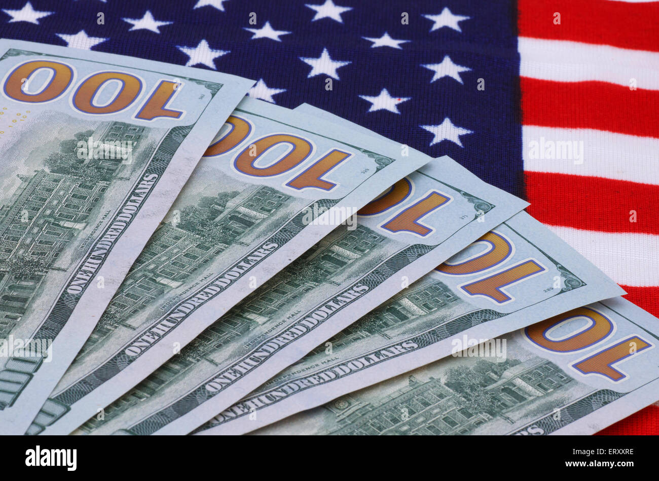 hundert-Dollar-Banknoten auf USA-Flagge Stockfoto hundert-Dollar-Banknoten auf USA-Flagge Stockfoto