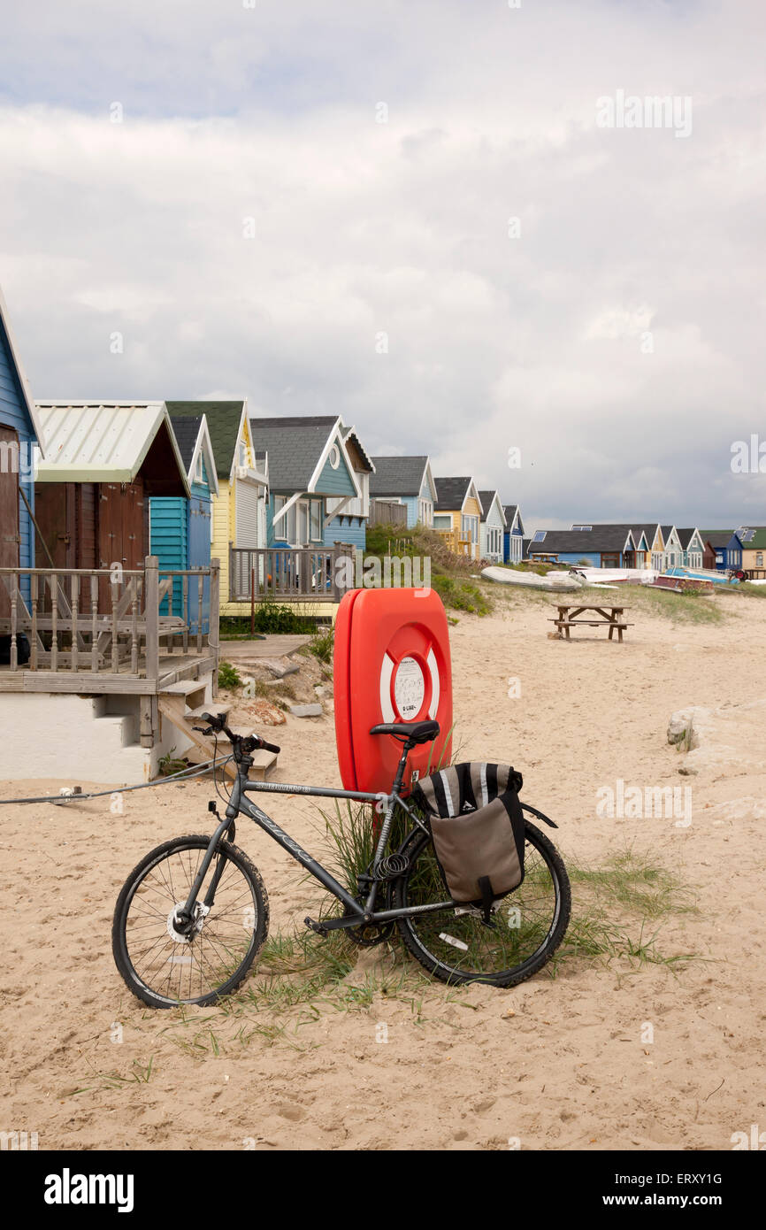 Strandhütten und Fahrrad in Hengistbury Head, in der Nähe von Mudeford, Christchurch, Dorset, England, Großbritannien Stockfoto