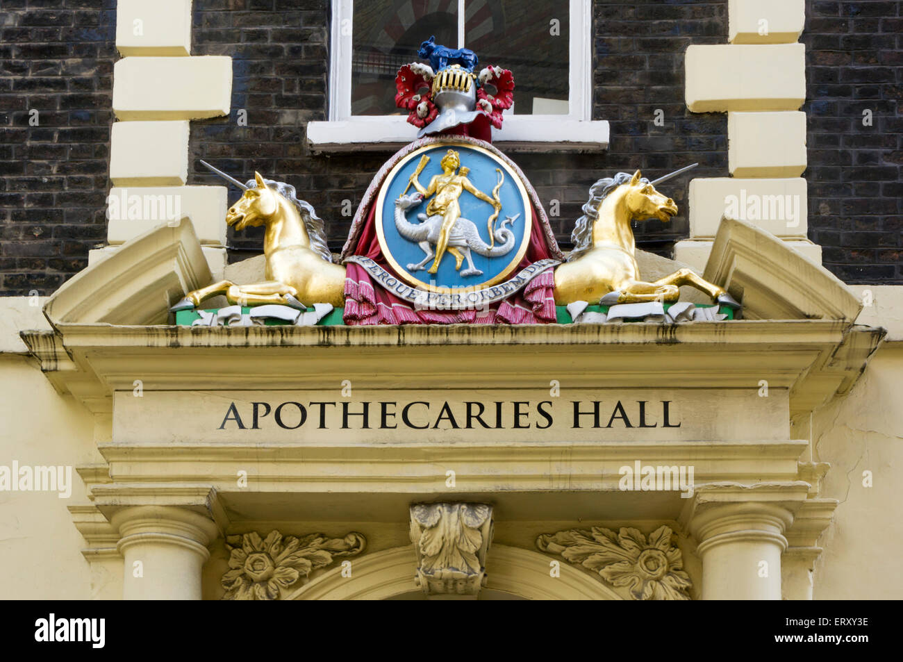 Wappen über dem Eingang zu den Hallen der Apotheker in der schwarzen Mönche Lane, London.  DETAILS IN DER BESCHREIBUNG. Stockfoto