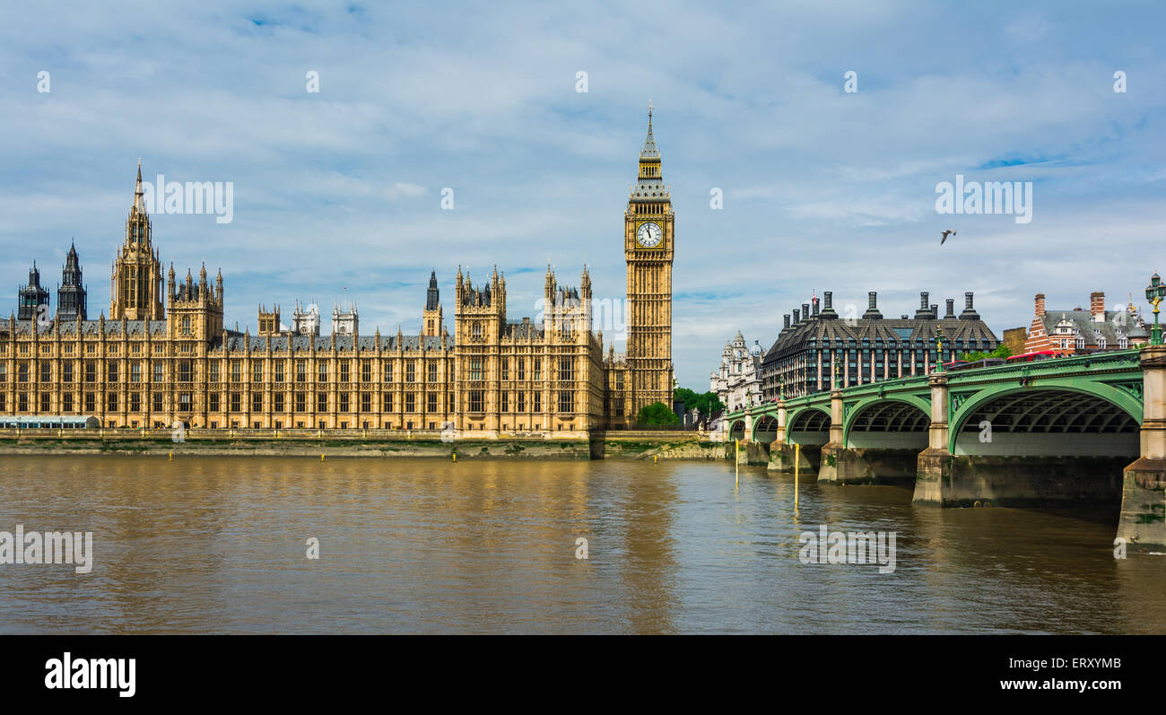 Palast von Westminster mit Elizabeth Tower und Westminster Bridge über die Themse aus betrachtet. Stockfoto