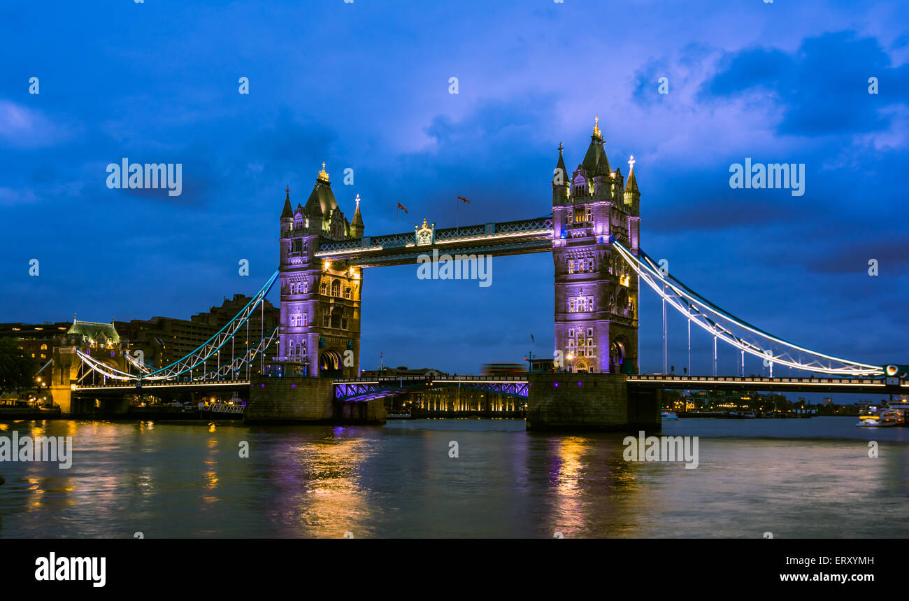 Turm-Nacht-Blick von der Brücke, London Vereinigtes Königreich zu überbrücken. Eine kombinierte Bascule und Hängebrücke, die den Fluss überquert Stockfoto