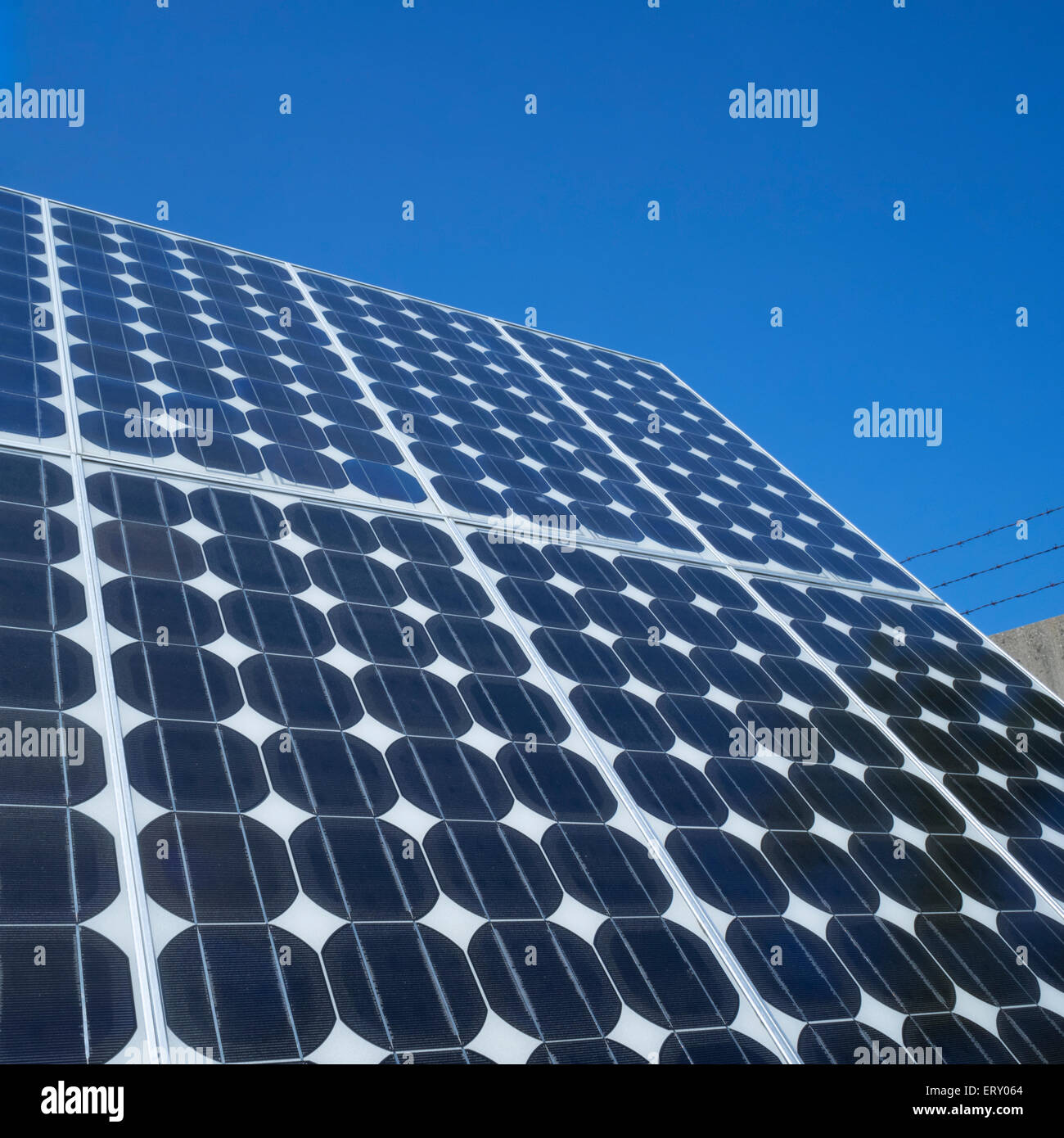 Solarpanel Solarzellen Array Nahaufnahme blauer Himmel textfreiraum erneuerbare Energien reinigen umweltfreundliche Energiequelle Stockfoto