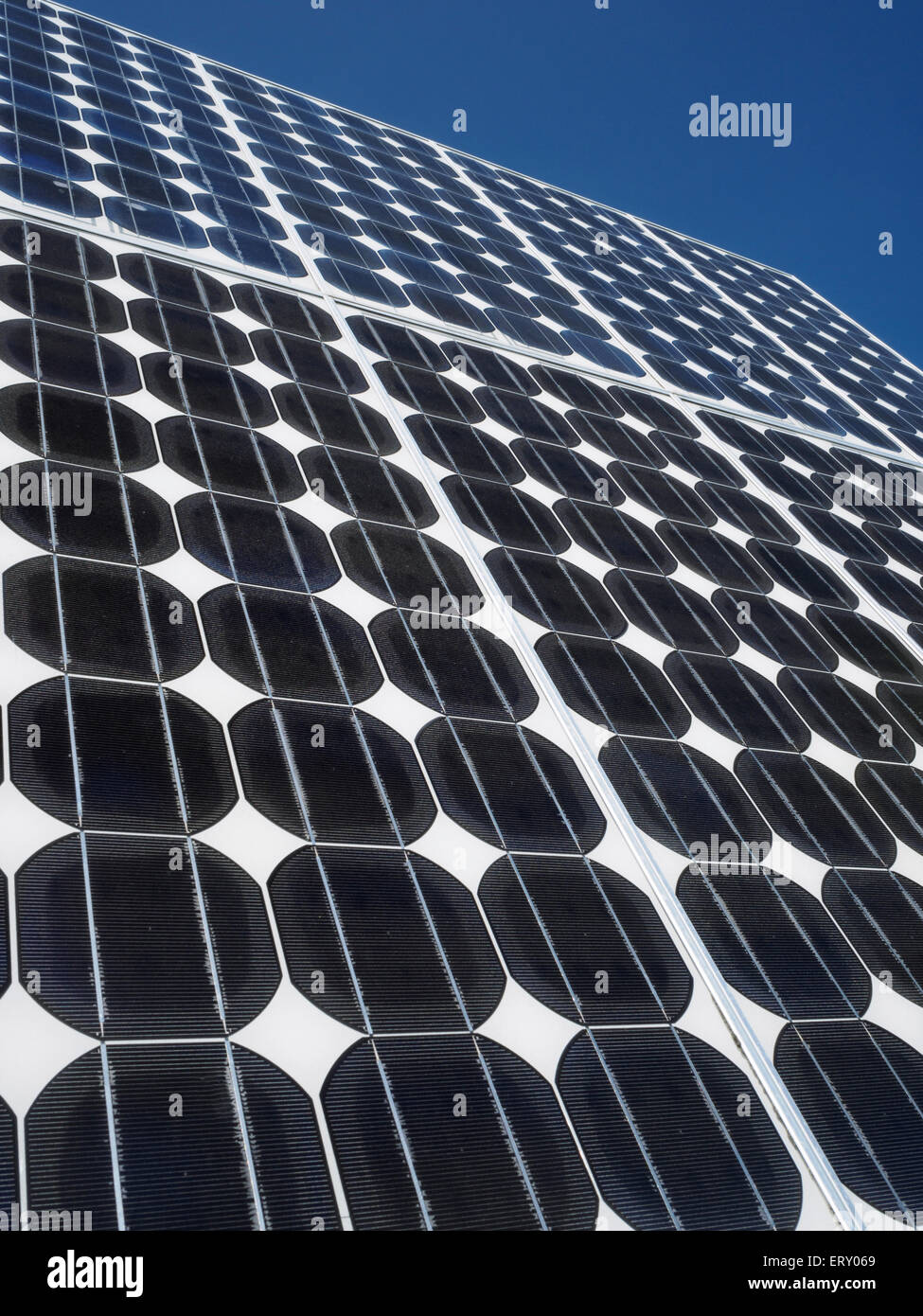 Solarpanel Solarzellen Array Nahaufnahme blauer Himmel textfreiraum erneuerbare Energien reinigen umweltfreundliche Energiequelle Stockfoto