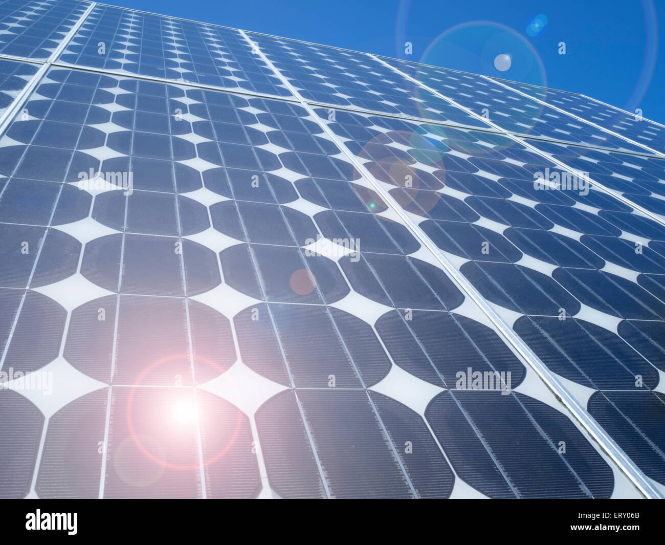 Blauen Solarzellen photovoltaische Zellen array Nahaufnahme abstrakt hintergrund Erneuerbare Energien Eco Clean freundlich Stromquelle globale Erwärmung Konzept Stockfoto