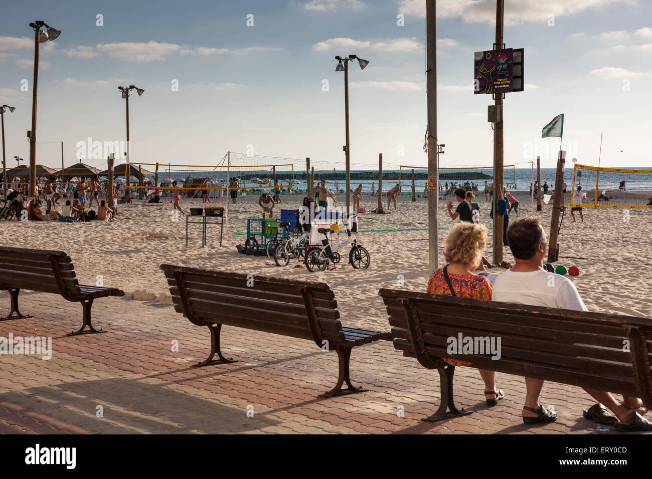 Leute sitzen entlang der Strandpromenade von Tel Aviv, Israel Stockfoto
