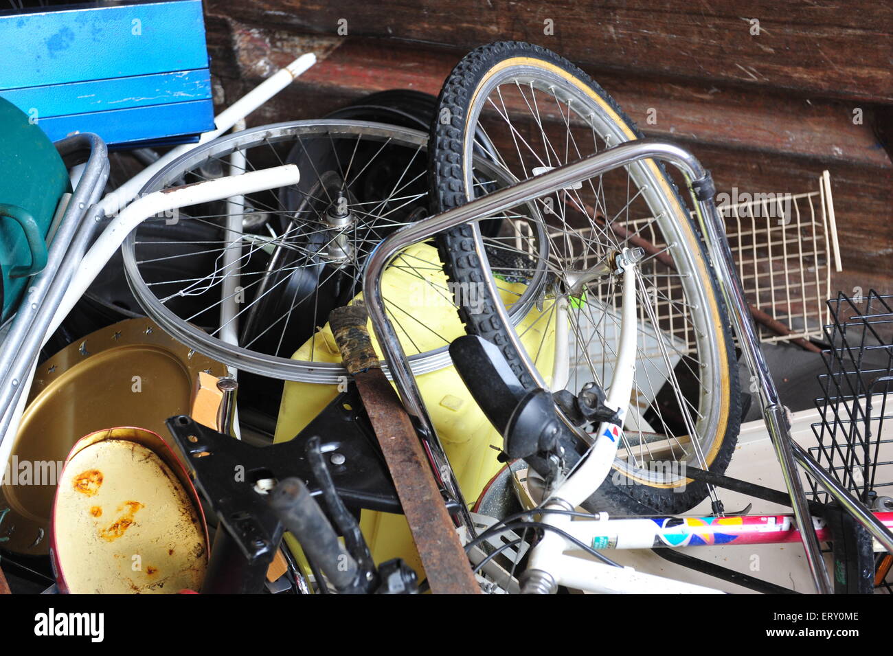 Schrott in einem Behälter für das recycling Stockfoto