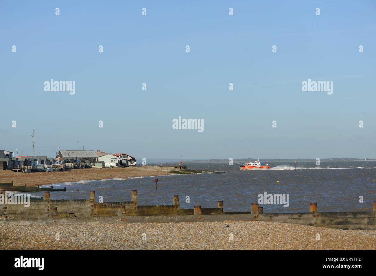 Ein kleines Fischerboot betritt Whitstable Hafen. Whitstable, Kent, UK Stockfoto