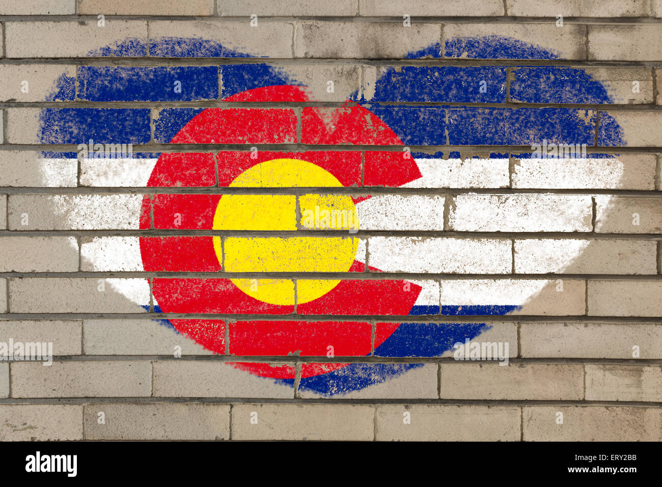 herzförmige Flagge in den Farben von Colorado auf Ziegelmauer Stockfoto