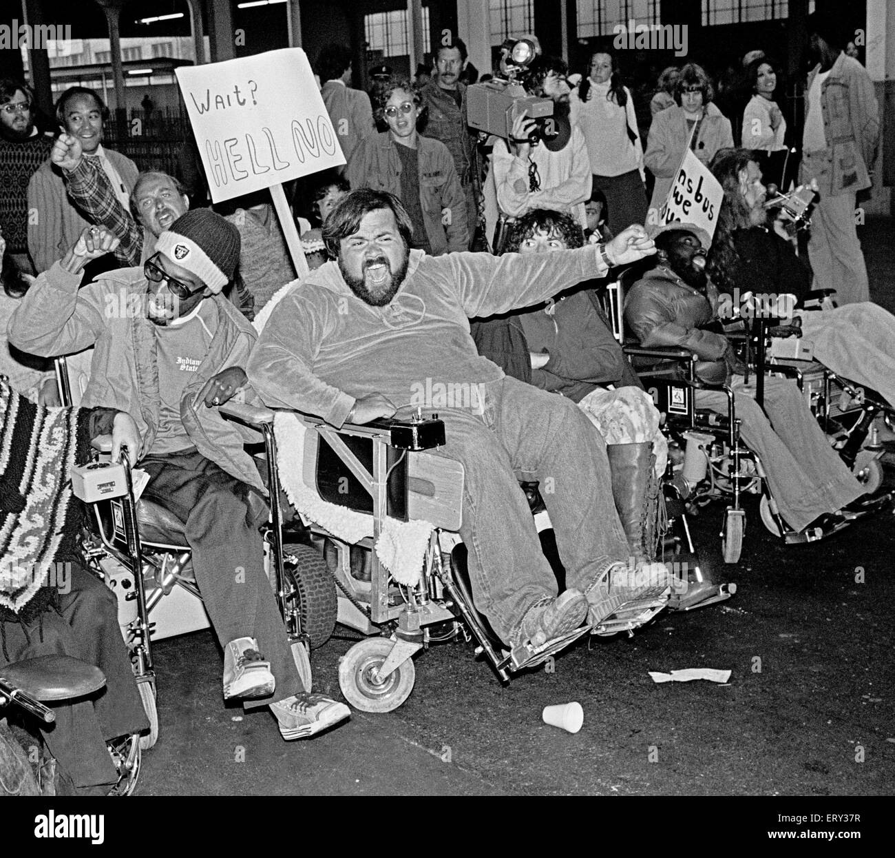 deaktiviert Aktivist Protest Mangel an Zugang zu den öffentlichen Verkehrsmitteln. 12.07.1978 Stockfoto