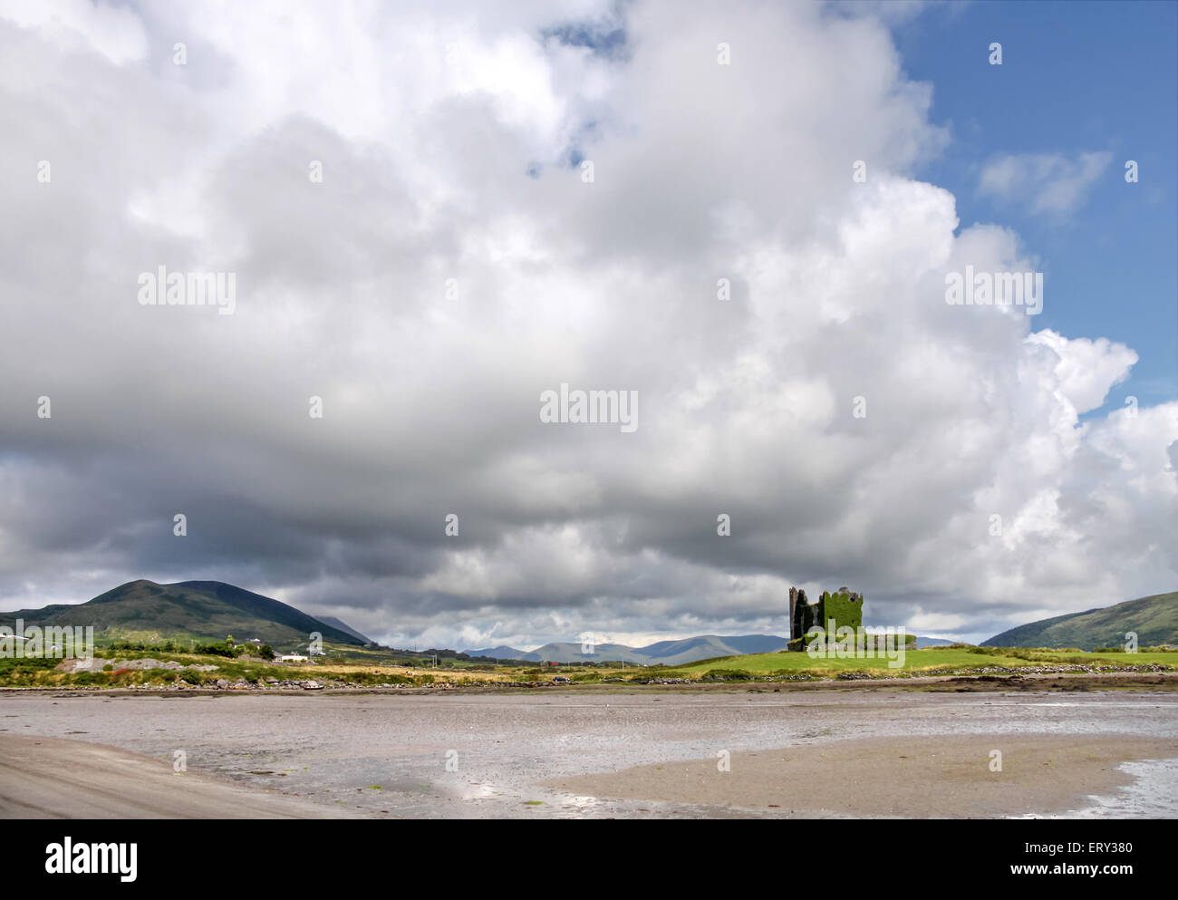 Ballycarbery Castle mit riesigen Wolken am Ring of Kerry in Cahersiveen, County Kerry, Irland Stockfoto