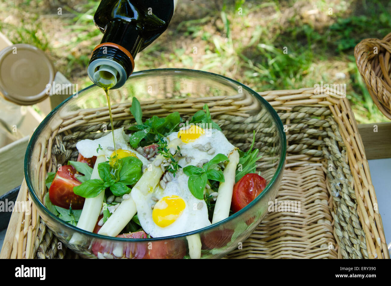 Salat mit Olivenöl Stockfoto