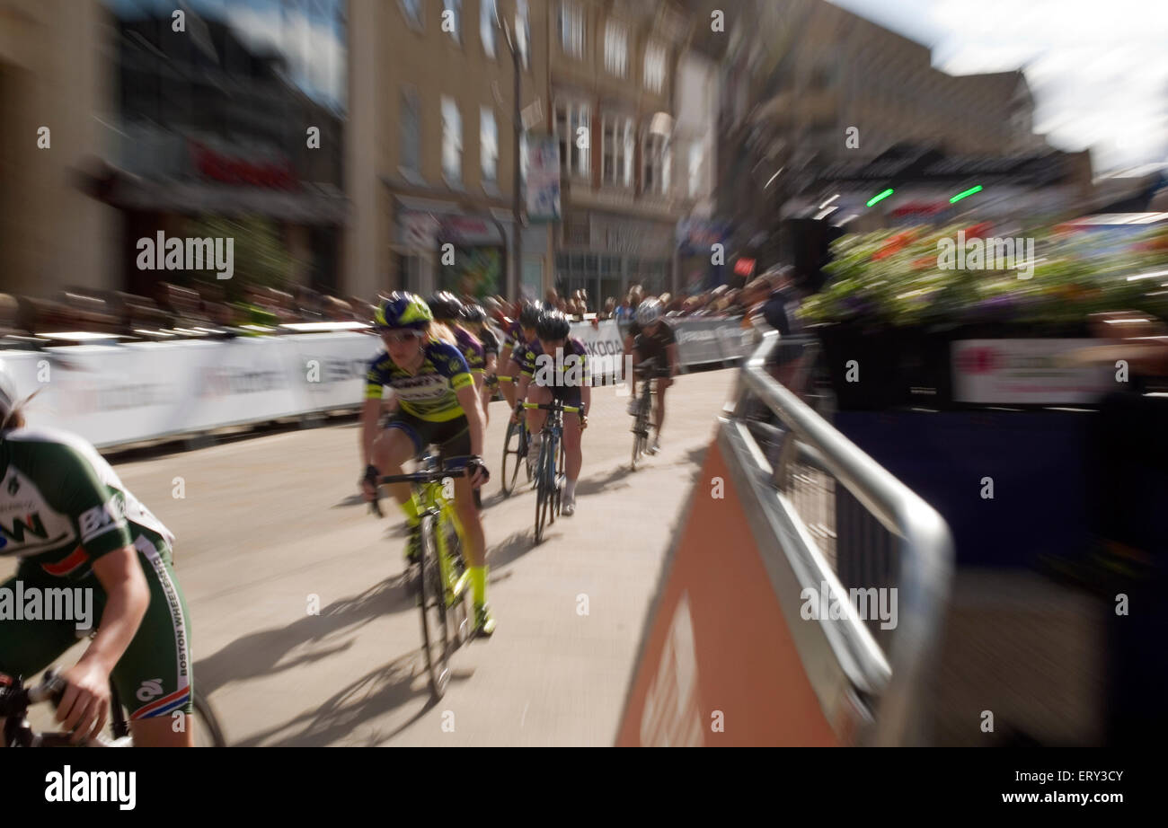 Peterborough, UK. 9. Juni 2015. Frauen Radfahrer Runde 9 Matrix Fitness Rennen Stadtzentrum entfernt.  Bildnachweis: Clifford Norton/Alamy Live-Nachrichten Stockfoto