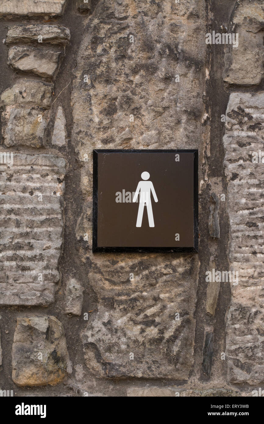 Herren WC Schild an Steinmauer - Schottland, UK Stockfoto