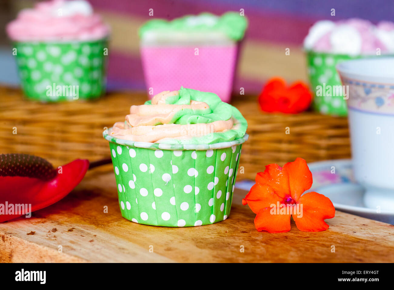 Indonesisches Essen Tasse Kuchen mit kleiner Blume Stockfoto