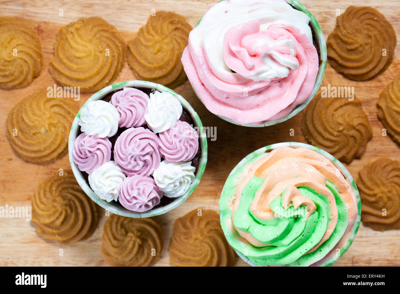 Indonesisches Essen Tasse Kuchen mit Keksen Stockfoto