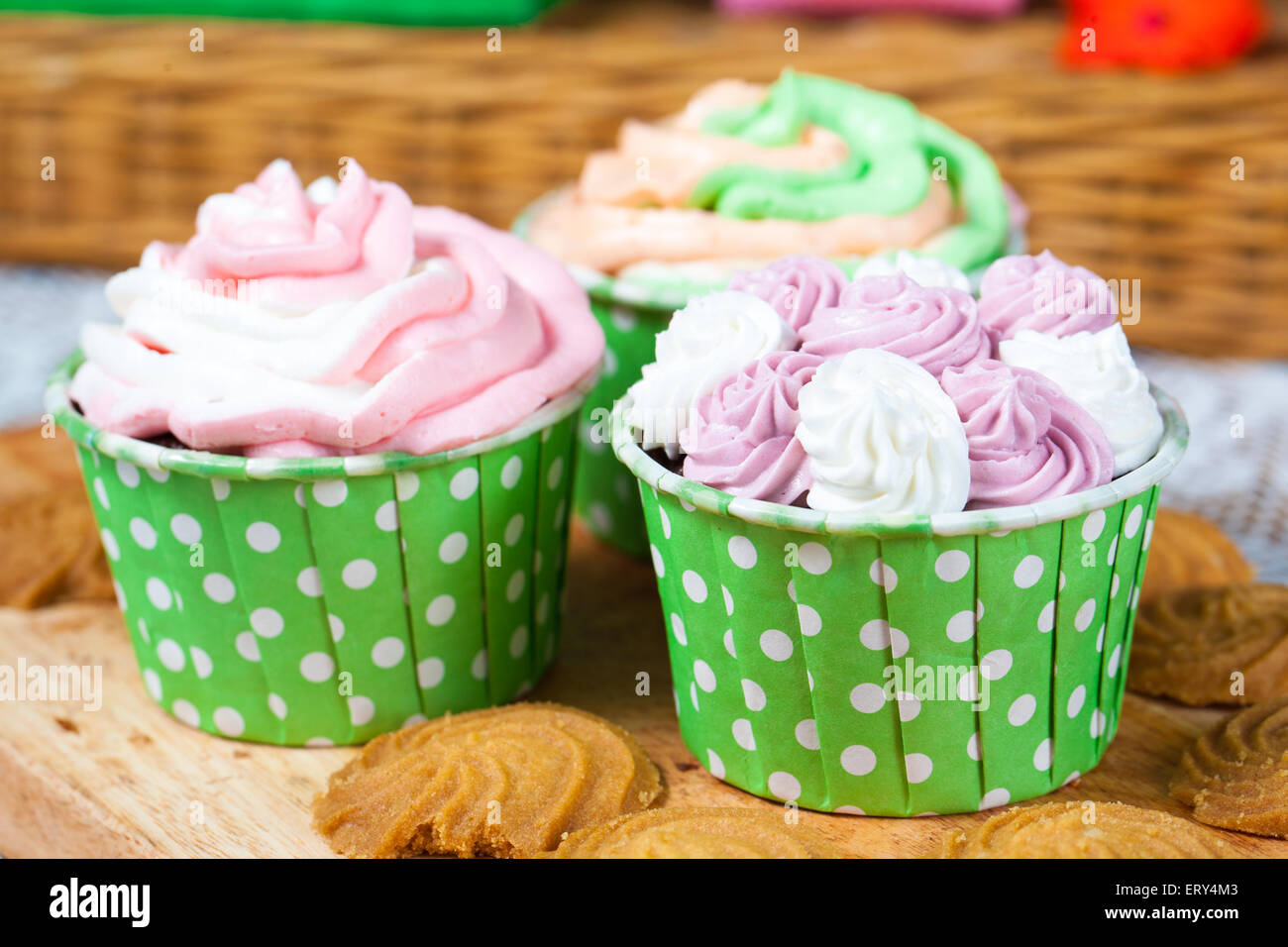 Indonesisches Essen Tasse Kuchen mit Keksen Stockfoto