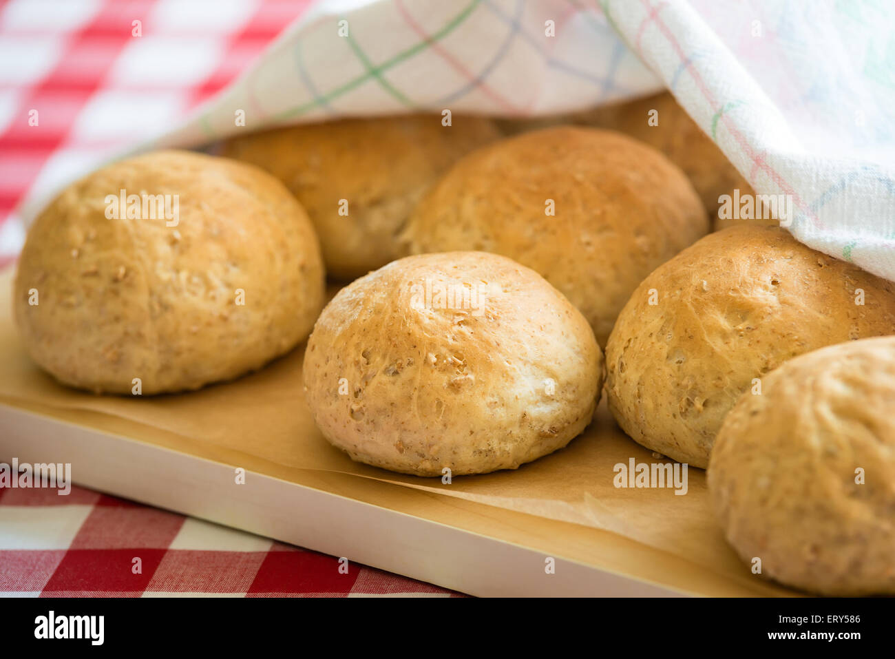 Frisch gebackene Vollkorn-Roggen-Brötchen Stockfoto