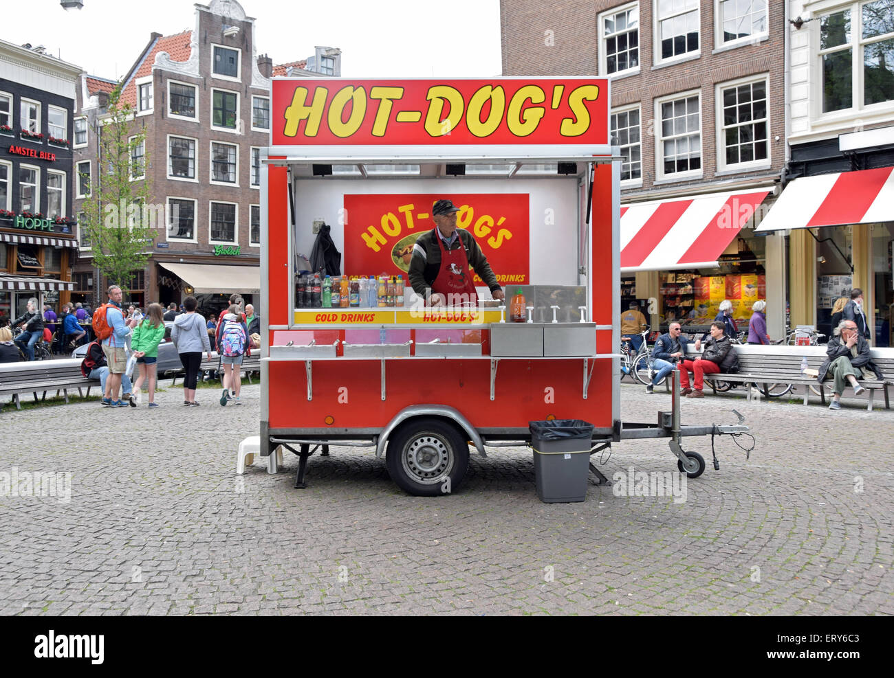 Ein Hot Dog Stand mit falsche englische Grammatik in Spui Centrum im Zentrum von Amsterdam, Holland. Stockfoto