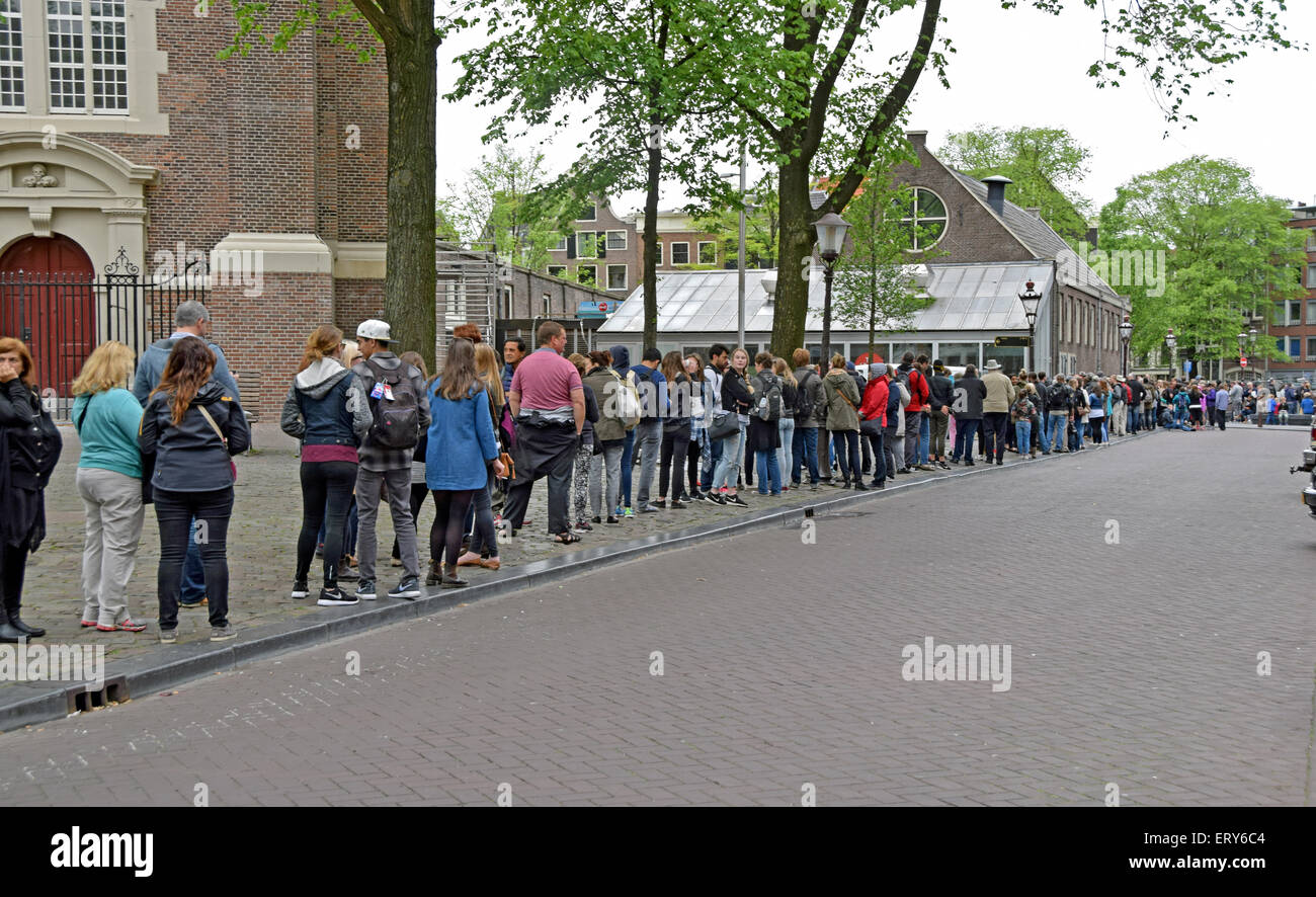 Eine lange Schlange, die Anne Frank House in Amsterdam, Holland zu sehen. Stockfoto