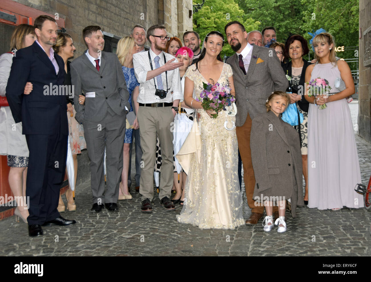 Eine britische Hochzeit Partei, die eine Gruppenfoto auf ihrer Hochzeit in Brugge, Belgien Stockfoto