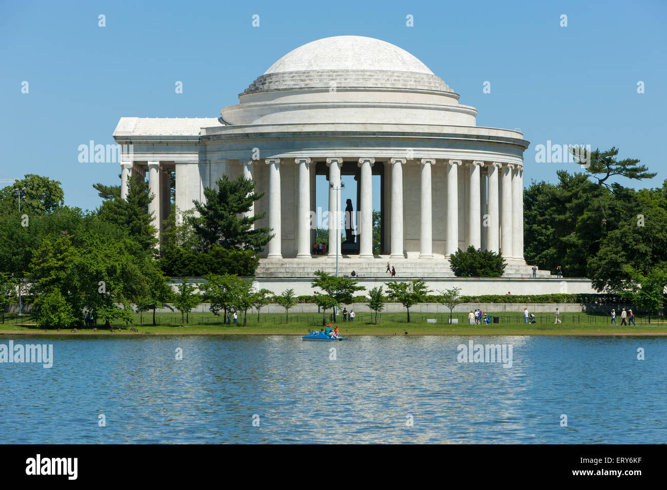 Seitlicher Blick auf die Statue von Thomas Jefferson in dem Jefferson Memorial am Tidal Basin an einem Frühlingstag in Washington, DC. Stockfoto