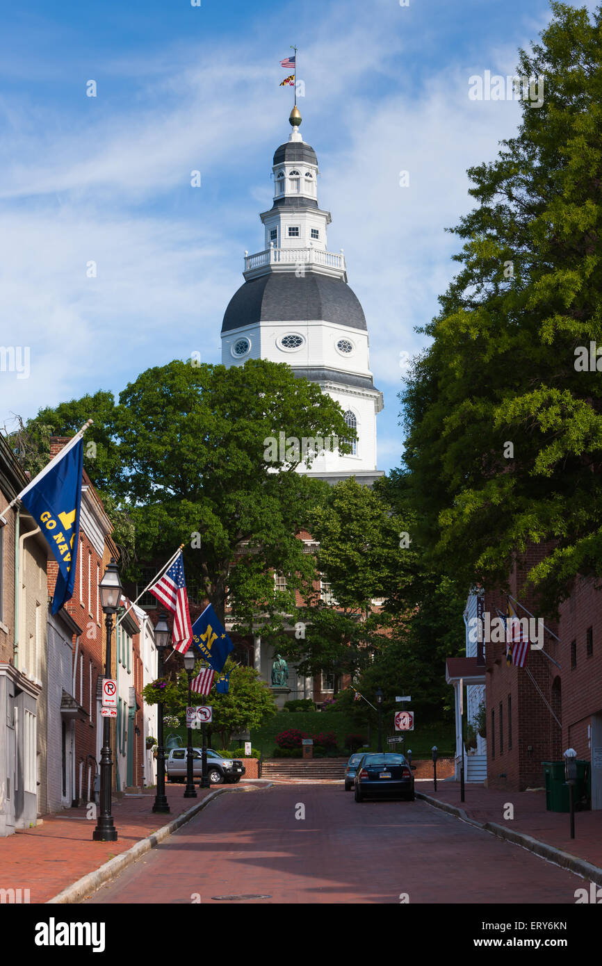 Ein Blick auf Francis Street bis zur Kuppel des Maryland State House in Annapolis, Maryland. Stockfoto