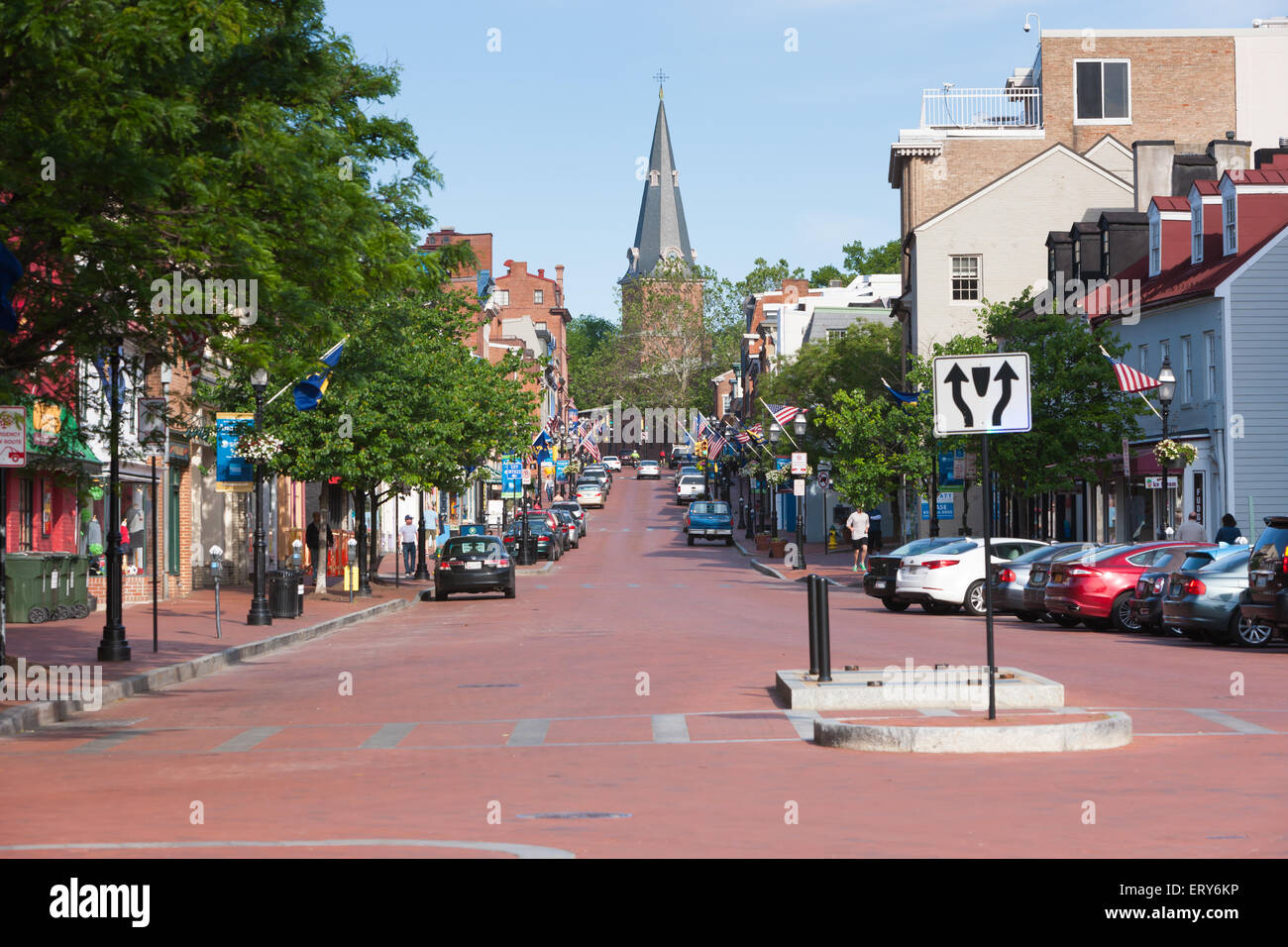 Ein Blick auf Main Street, der Turm der St.-Annen Episcopal Church in Annapolis, Maryland. Stockfoto