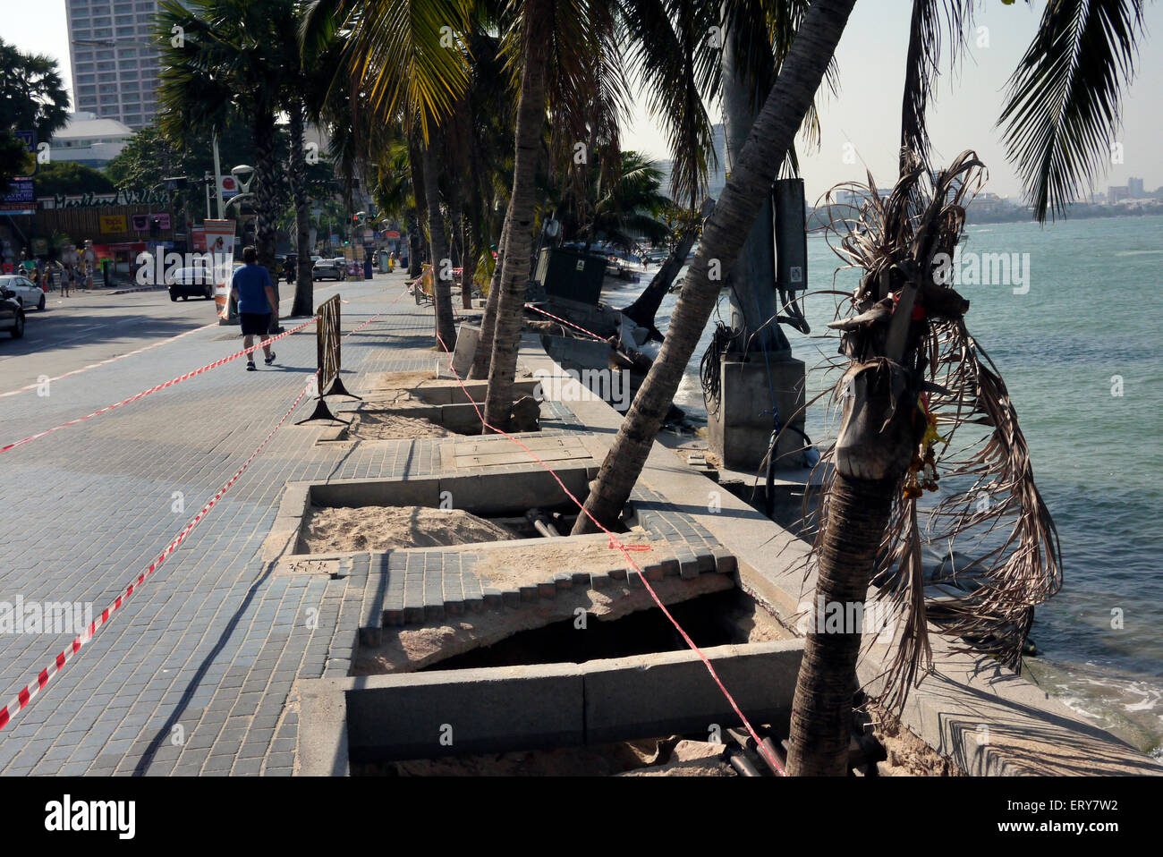 Seeabnutzung macht Stromkabel direkt am Strand in Pattaya Thailand Stockfoto